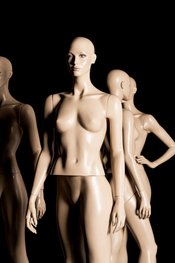 Mannequin femme en résine : l'élégance pour vos vitrines